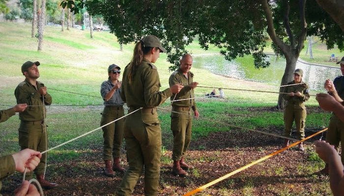 חיילים בסדנת הגיבוש של קוביות